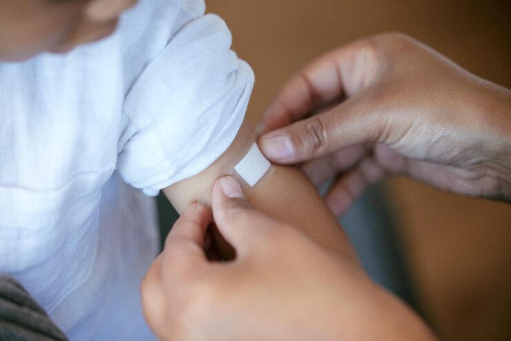 Foto mãos pediatra e braço da criança com gesso para imunização, injeção de medicamentos ou injeção consulta de cuidados de saúde e médico com criança para tratamento de vacina médica com bandagem na clínica