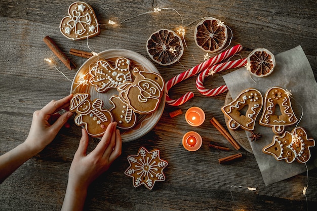 Mãos preparando o tradicional pão de mel de natal