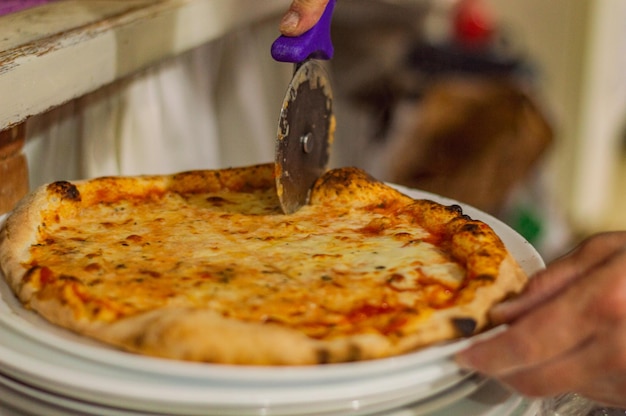 mãos preparando pizza