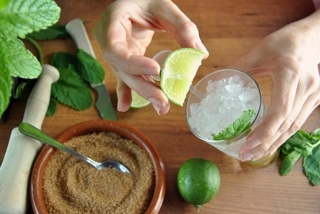 Mãos, preparar, mojito, coquetel, com, limas, e, hortelã