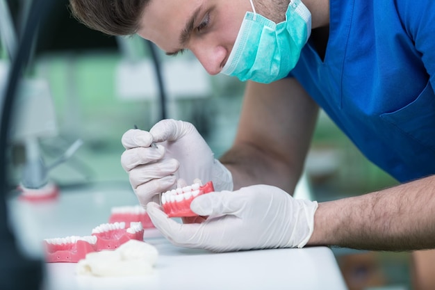 Foto mãos protéticas enquanto trabalhava na dentadura