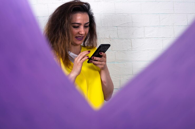 Foto mãos próximas de uma mulher usando um smartphone conversando e pesquisando informações