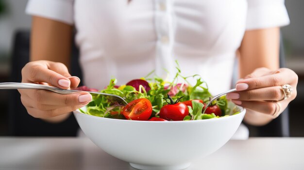 Mãos radiantes apresentam uma sinfonia de sabores e nutrientes capturados em um prato de salada de ervas frescas