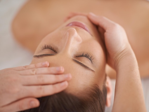 Mãos rosto e massagem mulher no spa para relaxar bem-estar e calma no resort de luxo para terapia de acupressão com massagista Closeup cabeça e pessoa no salão para tratamento facial cuidado da pele e beleza