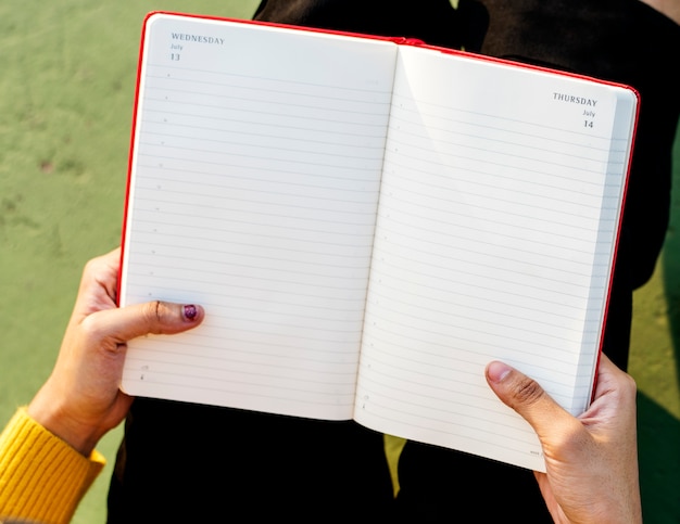 Mãos, segurando, caderno