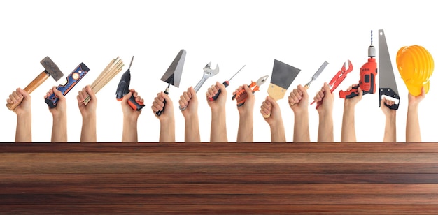 Foto mãos segurando ferramentas no fundo branco