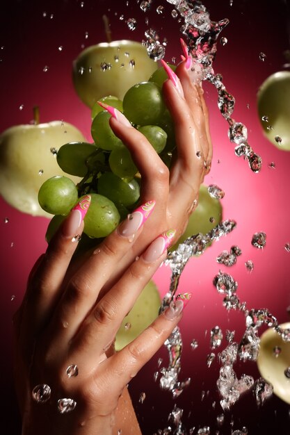 Foto mãos segurando frutas