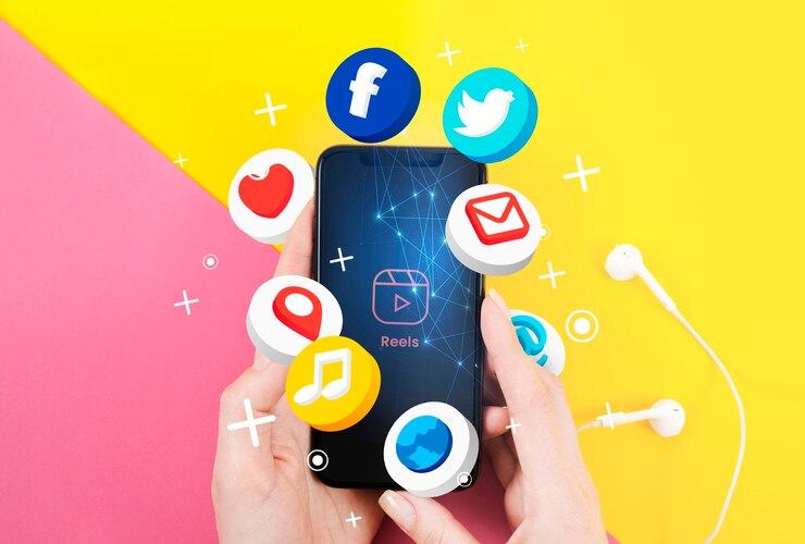 Mãos segurando o conceito de mídia social do smartphone