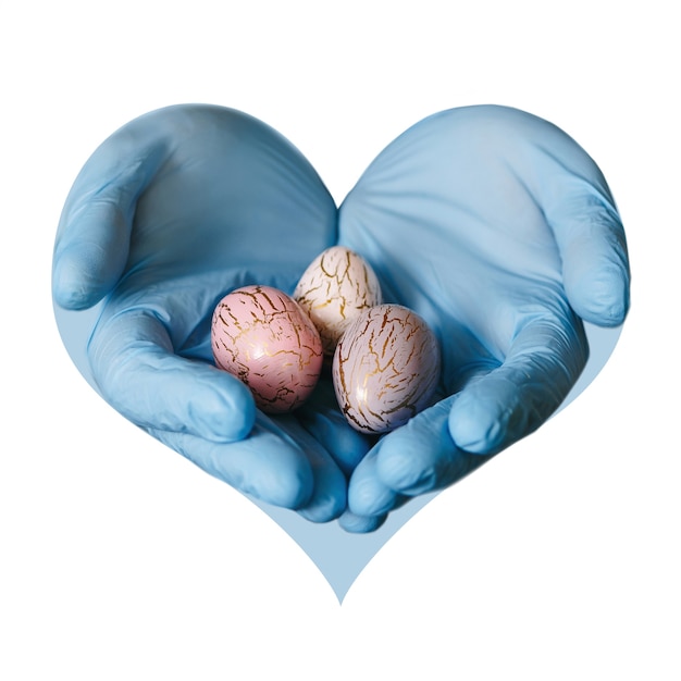 Mãos segurando ovos de Páscoa pintados modernos. Foco seletivo. Imagem tonificada. Formato de coração.