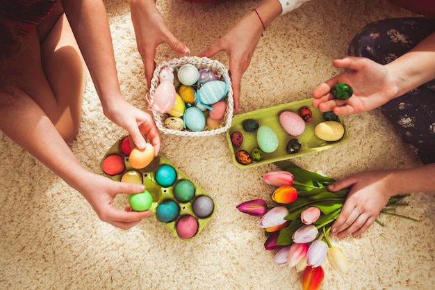 Mãos segurando ovos de Páscoa