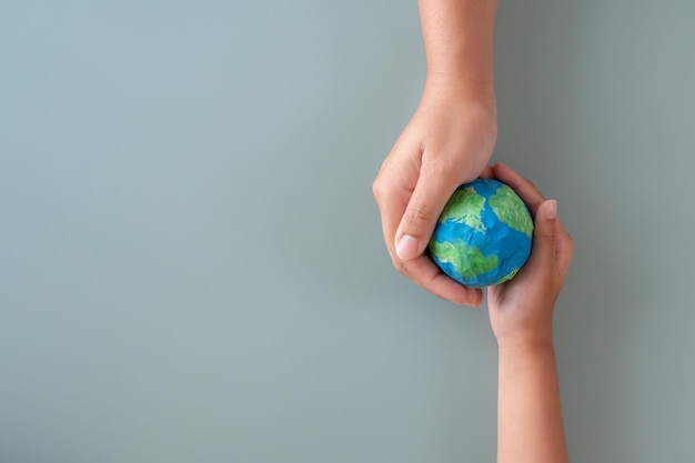 Mãos segurando papel de terra e tinta de água Conceito de proteção ambiental de sustentabilidade