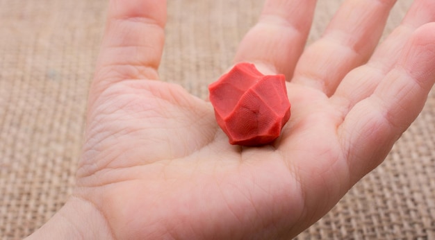 Mãos segurando Play Dough como conceito de educação e terapia