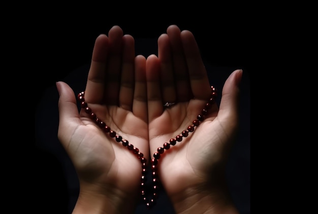 Mãos segurando rosário contra fundo preto imagem de oração islâmica