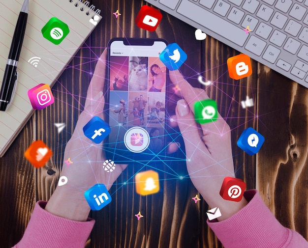 Mãos segurando smartphone conceito de mídia social