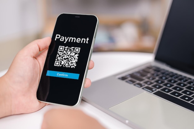 Mãos segurando telefone móvel Qr código de pagamento ou conceito de tecnologia sem dinheiro Café aceitando pagamento digital sem dinheiro Código QR sem sentido Mão usando aplicativo de telefone móvel para escanear código QR
