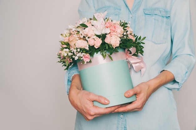 Mãos segurando um buquê de lindas flores. Imagem tonificada