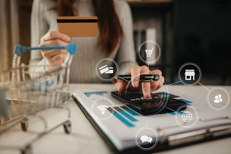 Foto mãos segurando um cartão de crédito e usando a calculadora. compras online.