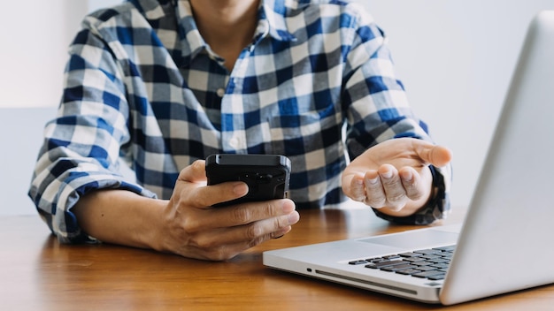 Mãos segurando um cartão de crédito e usando o laptop Compras online