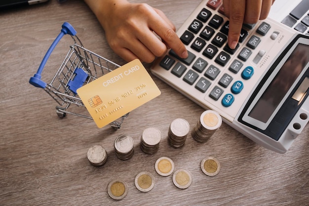 Mãos segurando um cartão de crédito e usando o laptop Compras online