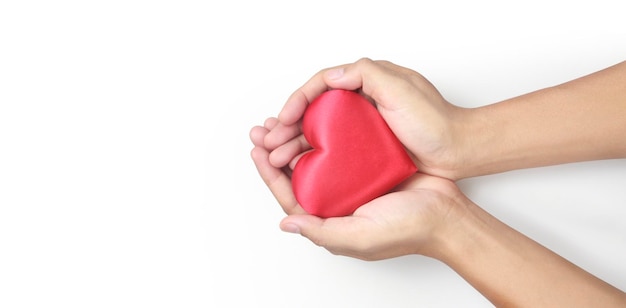 Mãos segurando um coração vermelho conceitos de doação de saúde cardíaca