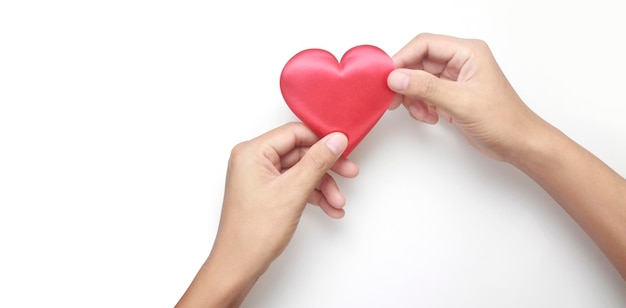 Mãos segurando um coração vermelho conceitos de doação de saúde cardíaca