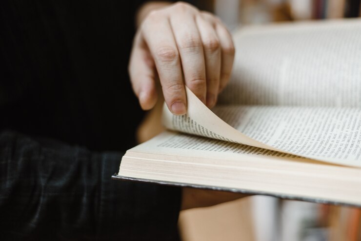 Foto mãos segurando um grande livro