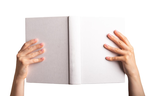 Mãos segurando um livro aberto simulando uma maquete de capa dura em branco e vazia isolada em fundo branco