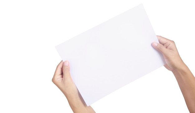 Mãos segurando um papel em branco para um papel de carta