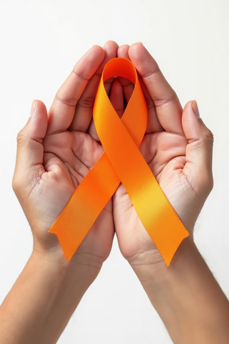 Foto mãos segurando uma fita laranja um símbolo para a conscientização sobre a leucemia adequado para campanhas de saúde medi
