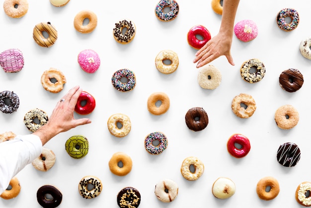 Mãos, selecionando, um, variedade, de, donut, sabor