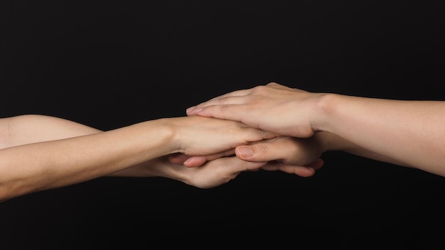 Mãos solidariedade e trabalho em equipe Unidade ou acordo de sentimento em fundo preto