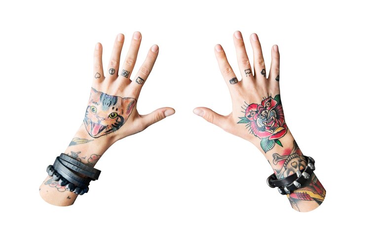 Foto mãos tatuadas com fundo transparente png