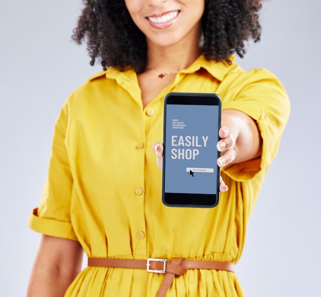 Foto mãos tela de telefone e mulher com aplicativo para vendas de compras on-line e isolado em estúdio em um fundo branco publicidade de smartphone e pessoa com promoção para e-commerce fintech ou negócio de varejo