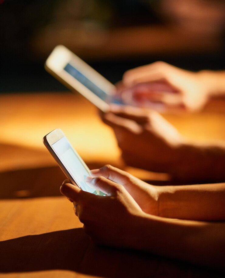 Foto mãos telefone celular e mídias sociais para conexão de comunicação e plataforma de rede na mesa gente z segurando e móvel para contato blog e streaming on-line para internet ou site