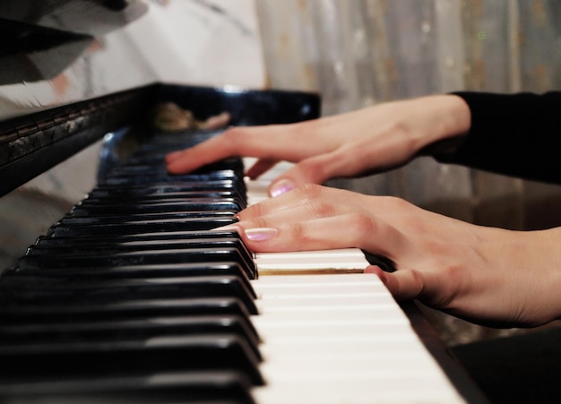 Foto mãos tocando piano