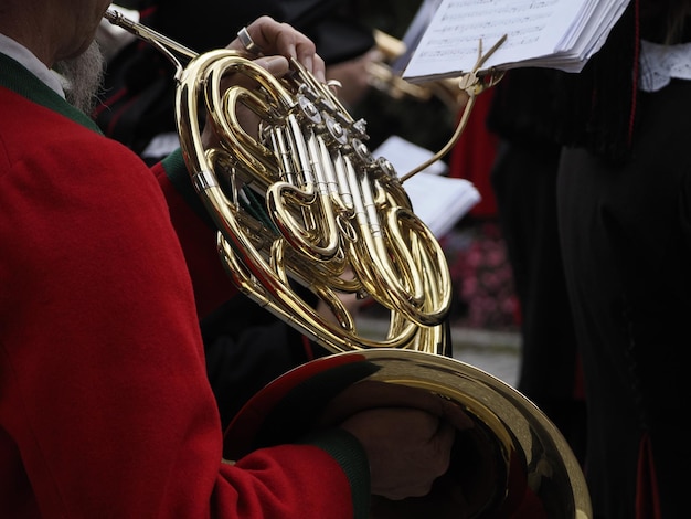 Mãos tocando trompa francesa