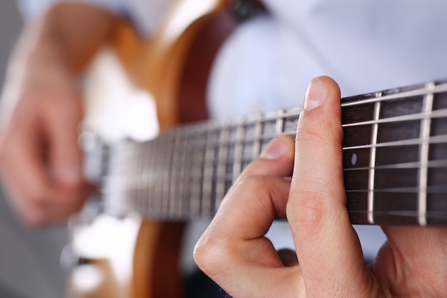 mãos tocando violão