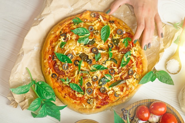 Mãos tomando fatias de pizza. Mão segurando a fatia de pizza.