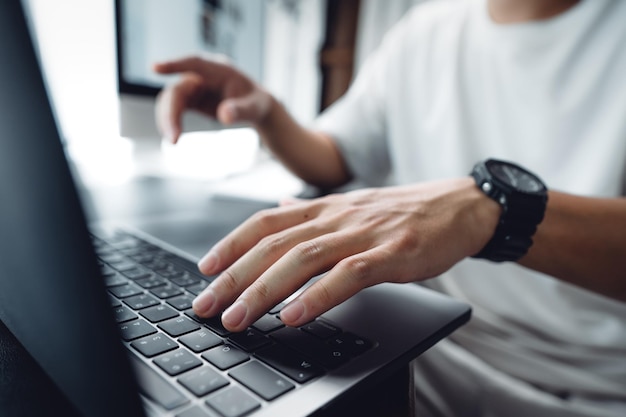 Mãos trabalhando em um computador portátil