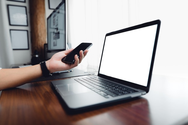 Mãos trabalhando em um computador portátil