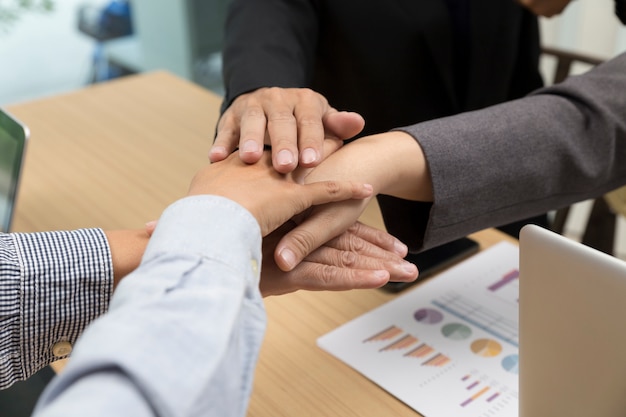 Mãos unidas de empresários para uso como conceito de trabalho em equipe