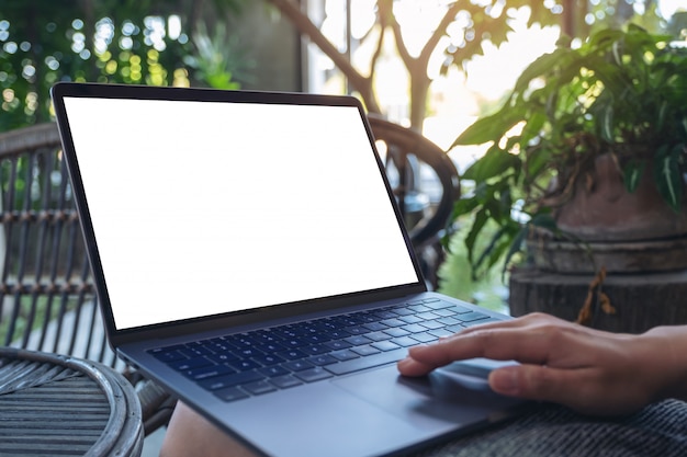 mãos usando e tocando no touchpad com tela de mesa em branco enquanto está sentado ao ar livre