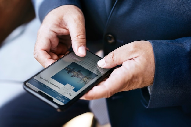 Mãos usando smartphone lendo notícias na tela