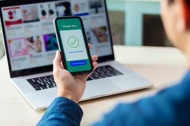 mãos usando um smartphone para pagamento on-line
