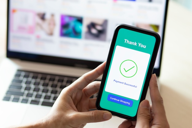 mãos usando um smartphone para pagamento on-line