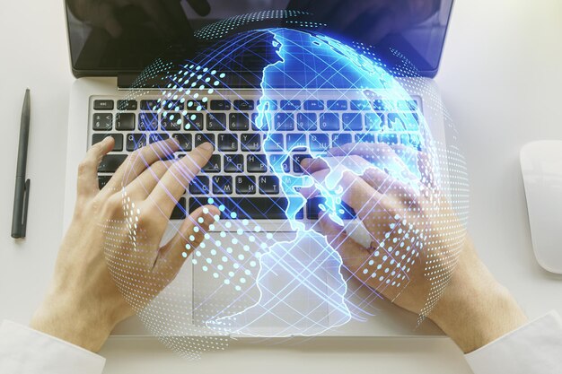 Mapa de América digital y manos escribiendo en el teclado de la computadora en el concepto de tecnología global de fondo Multiexposición
