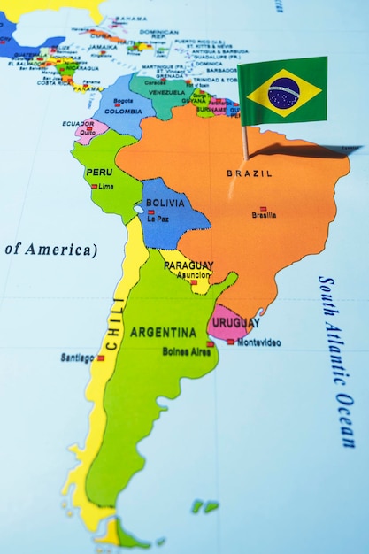 Un mapa de Brasil con una bandera brasileña en él