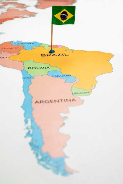 Un mapa de Brasil con una bandera brasileña en él