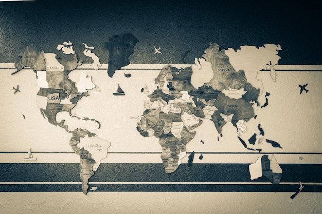 Mapa en color de Pantone del mundo como un detalle de diseño de interiores hechos de pequeños pedazos de países de madera en la pared a rayas gráficas