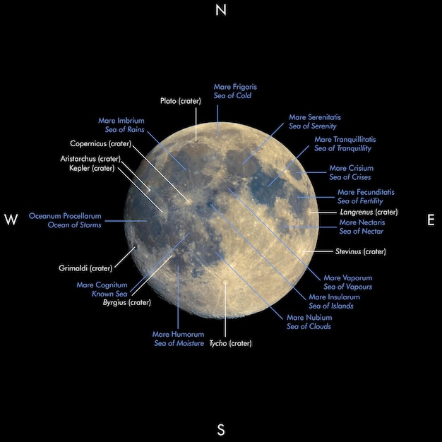 Foto mapa da lua cheia, cores aprimoradas, nomes em latim e inglês